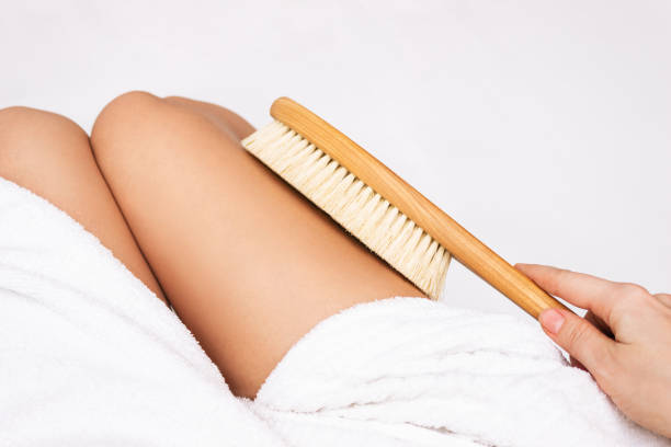 "Femme pratiquant le brossage à sec du corps avec une brosse en poils naturels" Cet article vous offre un aperçu complet du brossage à sec ainsi que des conseils pratiques pour profiter au maximum de ses bienfaits. N'hésitez pas à le partager avec vos amis et votre famille !