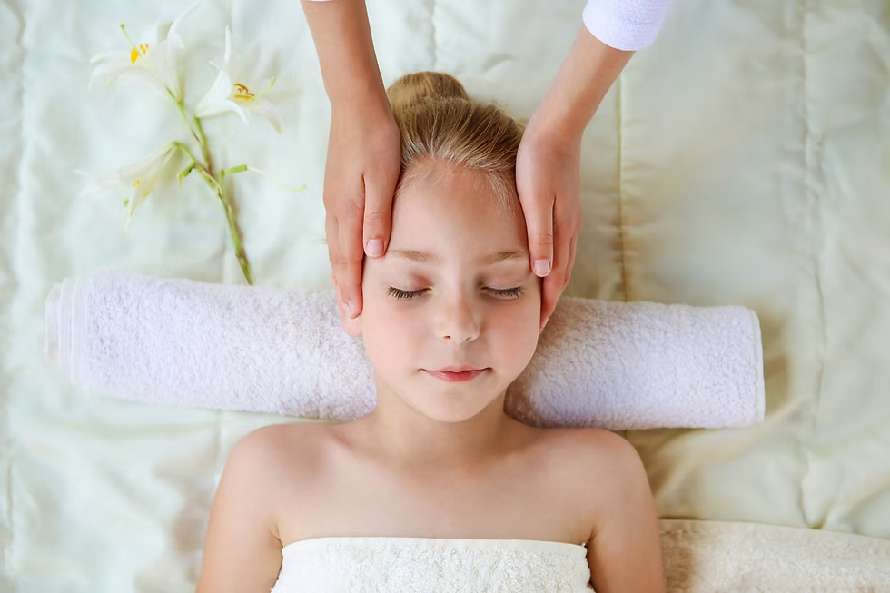 Jeune recevant un massage Polarité pour réduire le stress dans un environnement calme et relaxant.